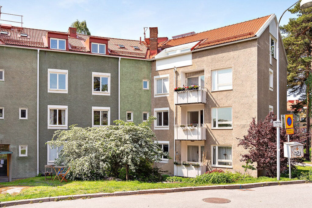 Demontering av gamla dörrar som ersattes med säkerhetsdörrar. Annetorp Gastorp Göteborg