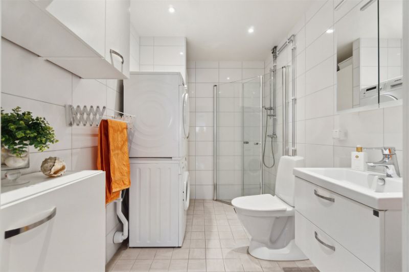 Badrumsrenovering med våtrumsmatta / plastmatta och tapet. Lindås, Hulan i Göteborg