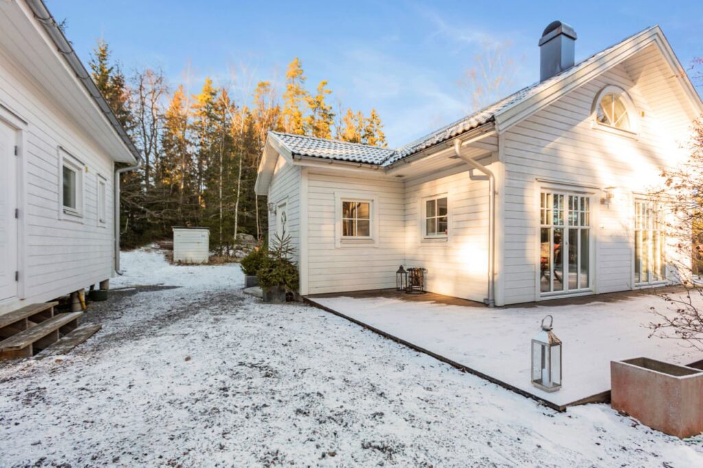 Takomläggning med takpapp på sommarhus i Varberg Apelvikshöjd