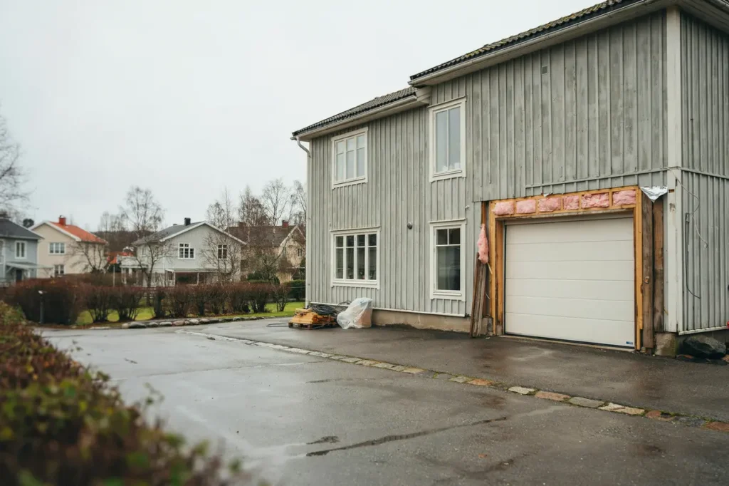 byta eller renovera garageporten guide till isolering s kerhet och r tt montering